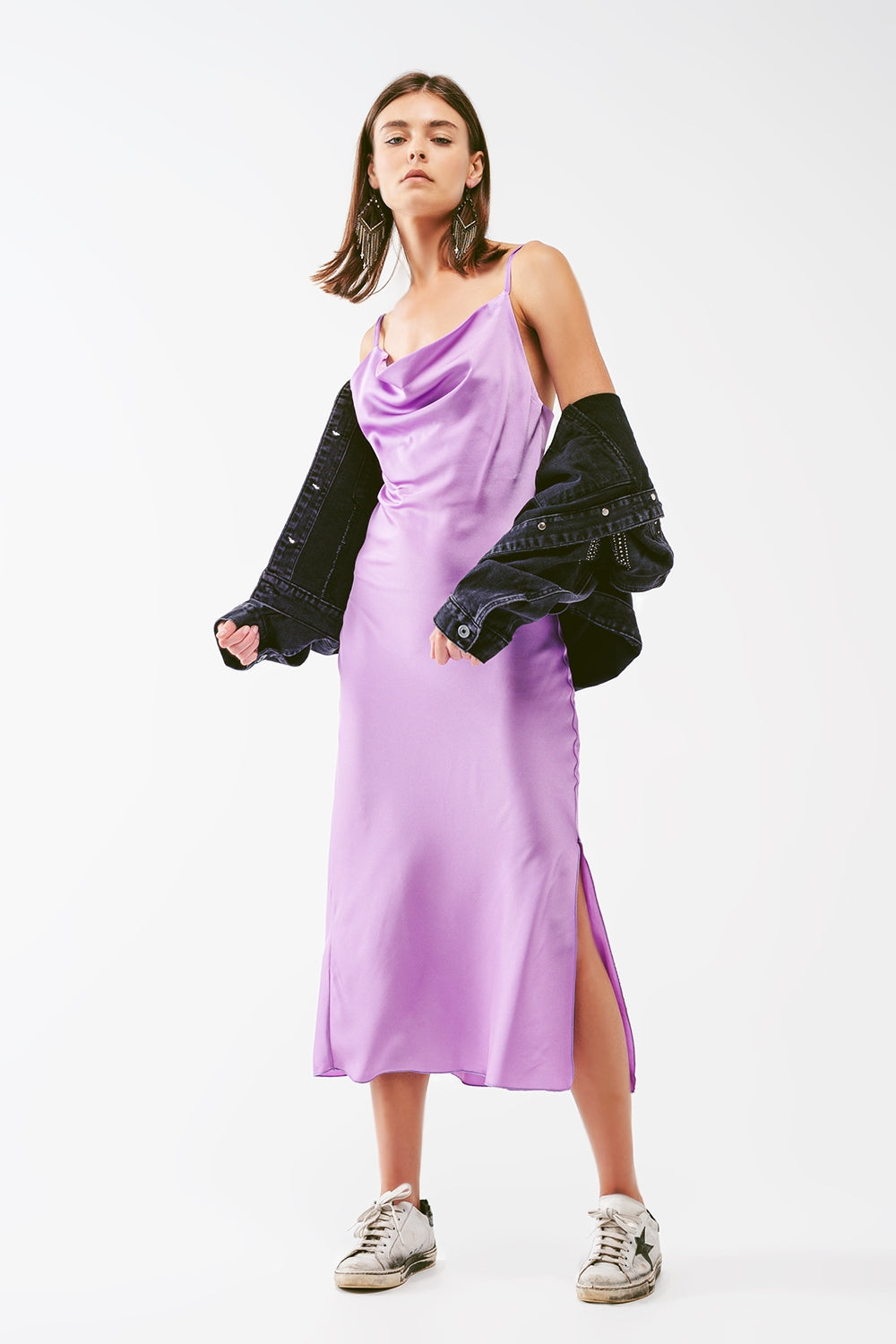 Q2 Vestido midi de satén con cuello drapeado en lila
