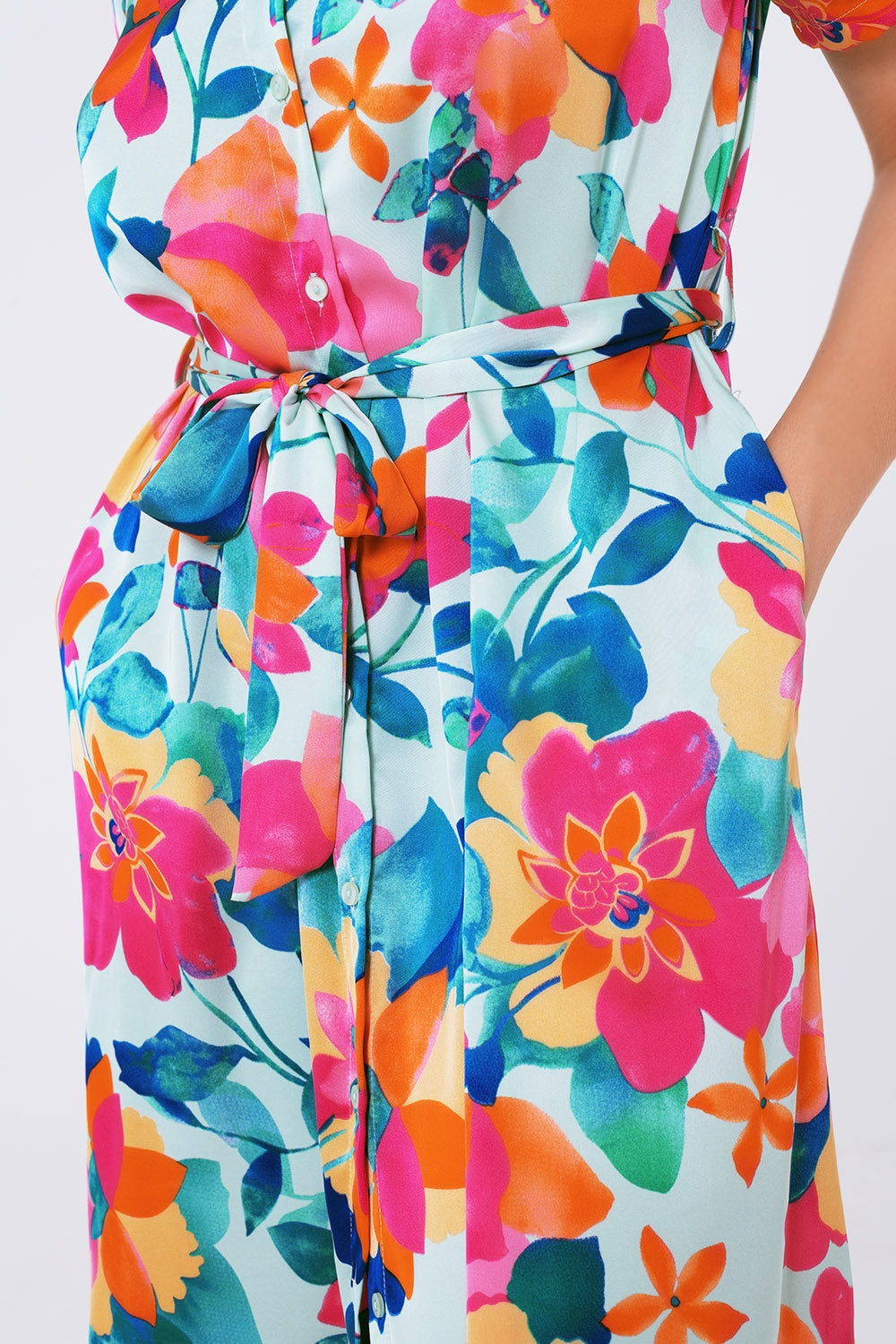 Vestido midi en raso suave con estampado de flores Q2