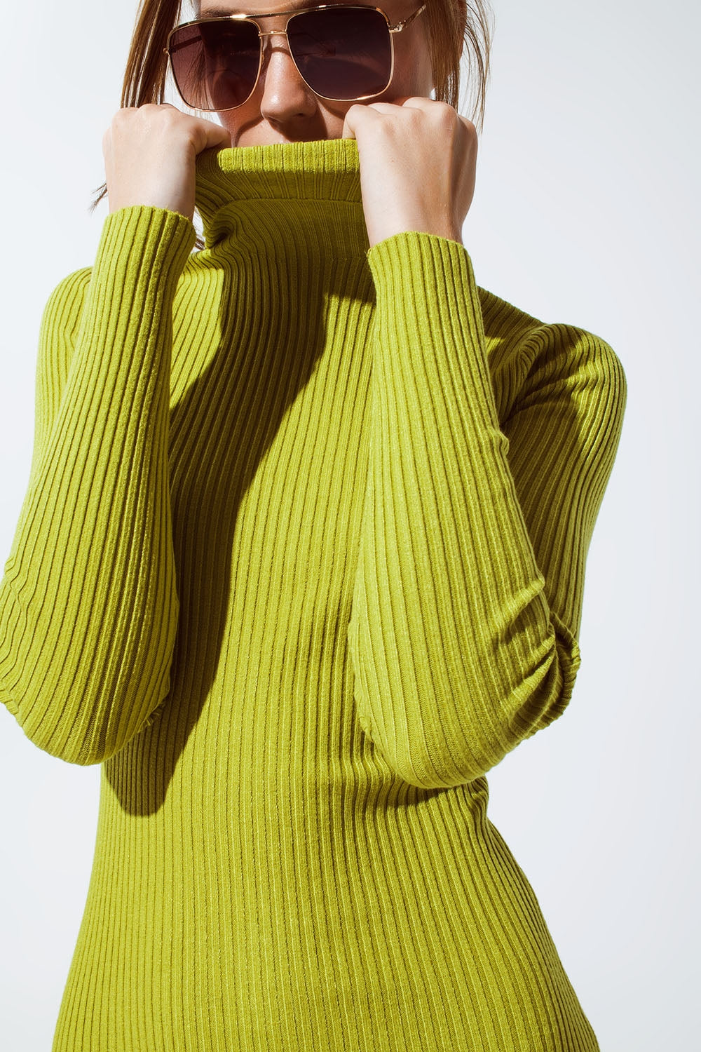 Vestido MIDI en verde con cuello de tortuga Q2