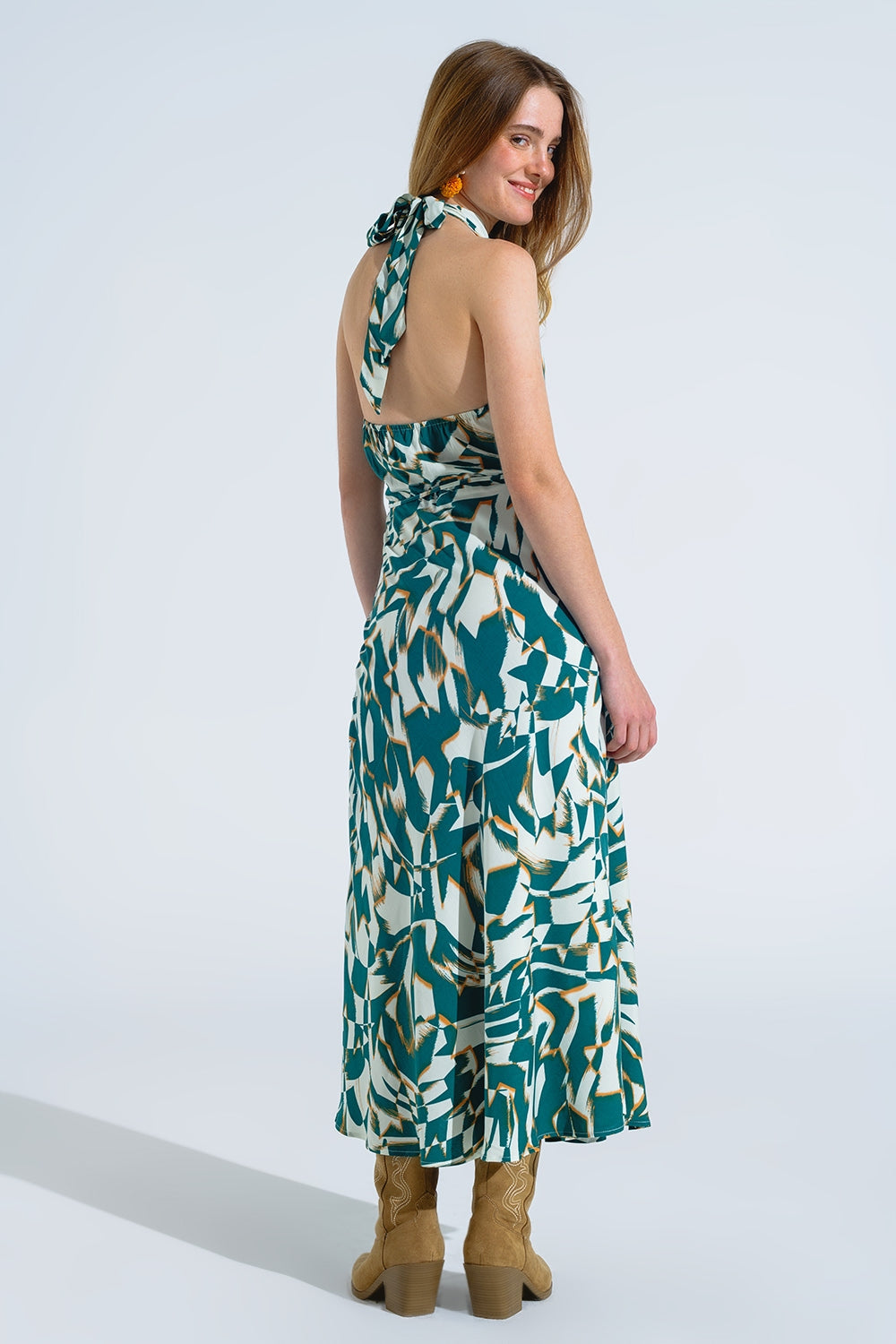 Vestido midi halter con cintura ceñida en estampado abstracto verde y blanco Q2