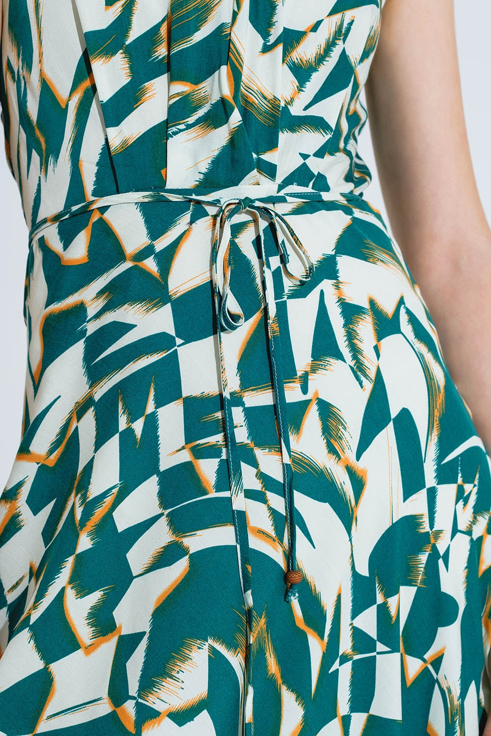 Vestido midi halter con cintura ceñida en estampado abstracto verde y blanco Q2