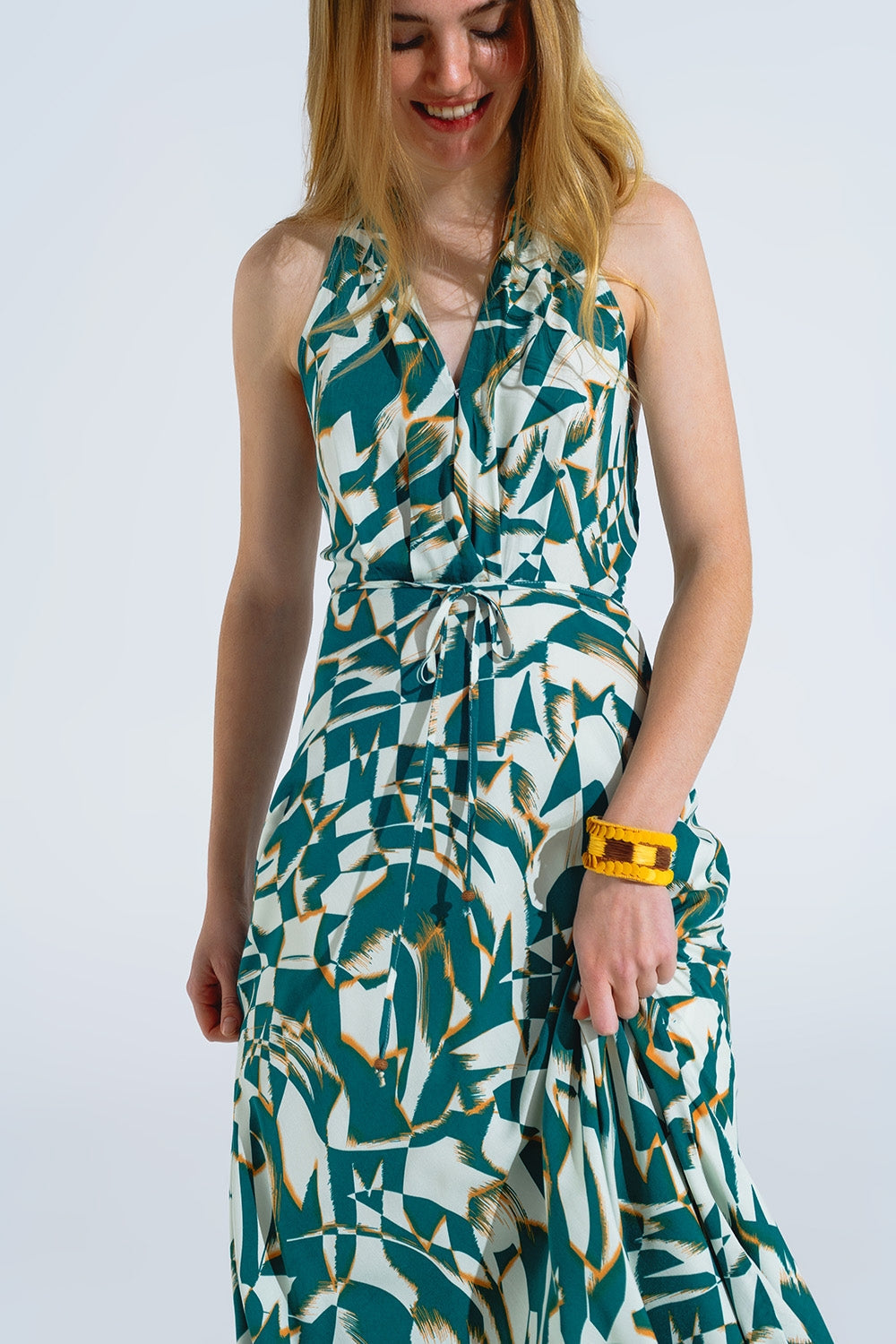 Vestido midi halter con cintura ceñida en estampado abstracto verde y blanco Q2