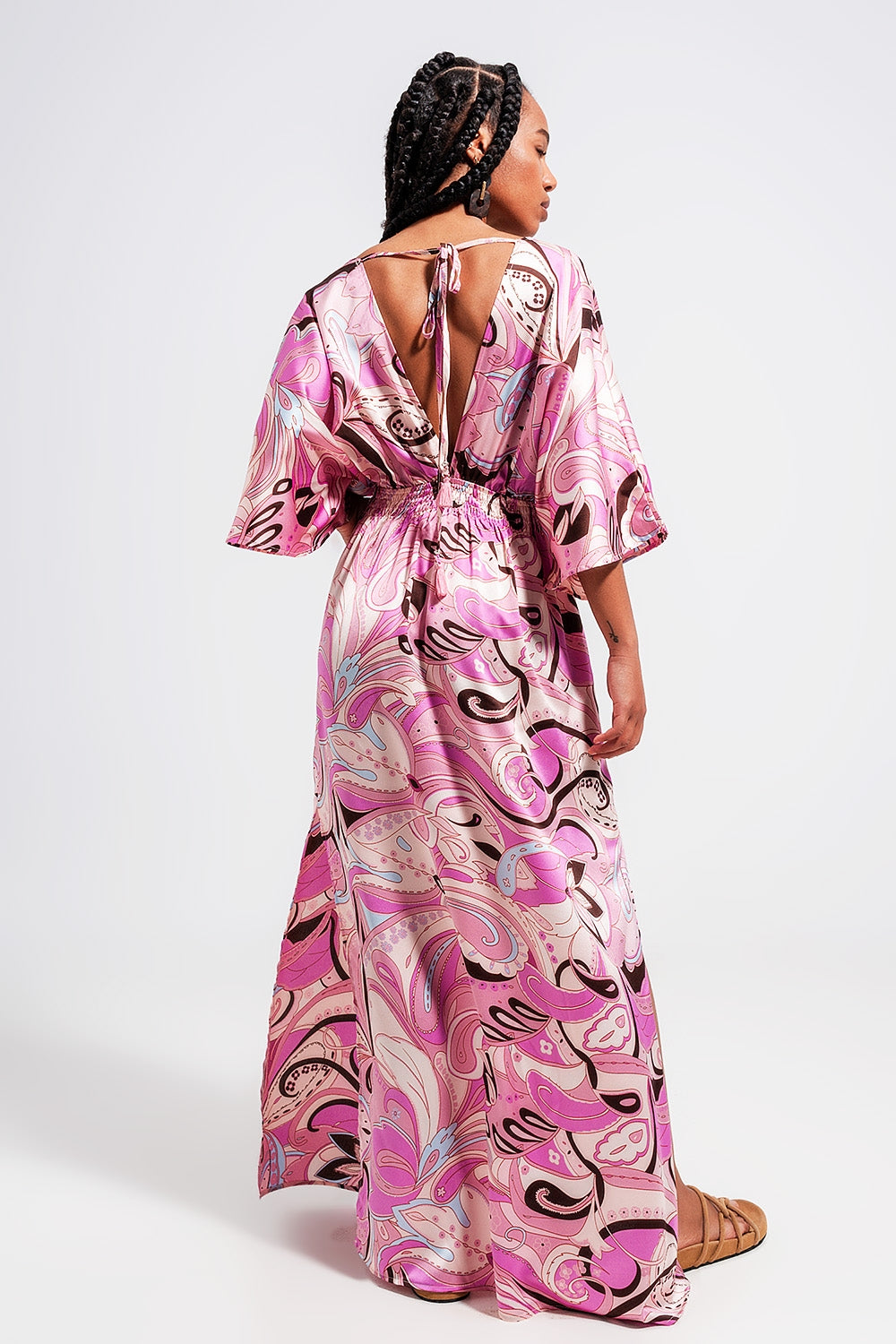 Vestido midi rosa con detalles fruncidos en la cintura y lazada en la espalda Q2