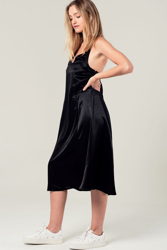 Q2 Vestido midi satinado con detalle en la espalda en color negro