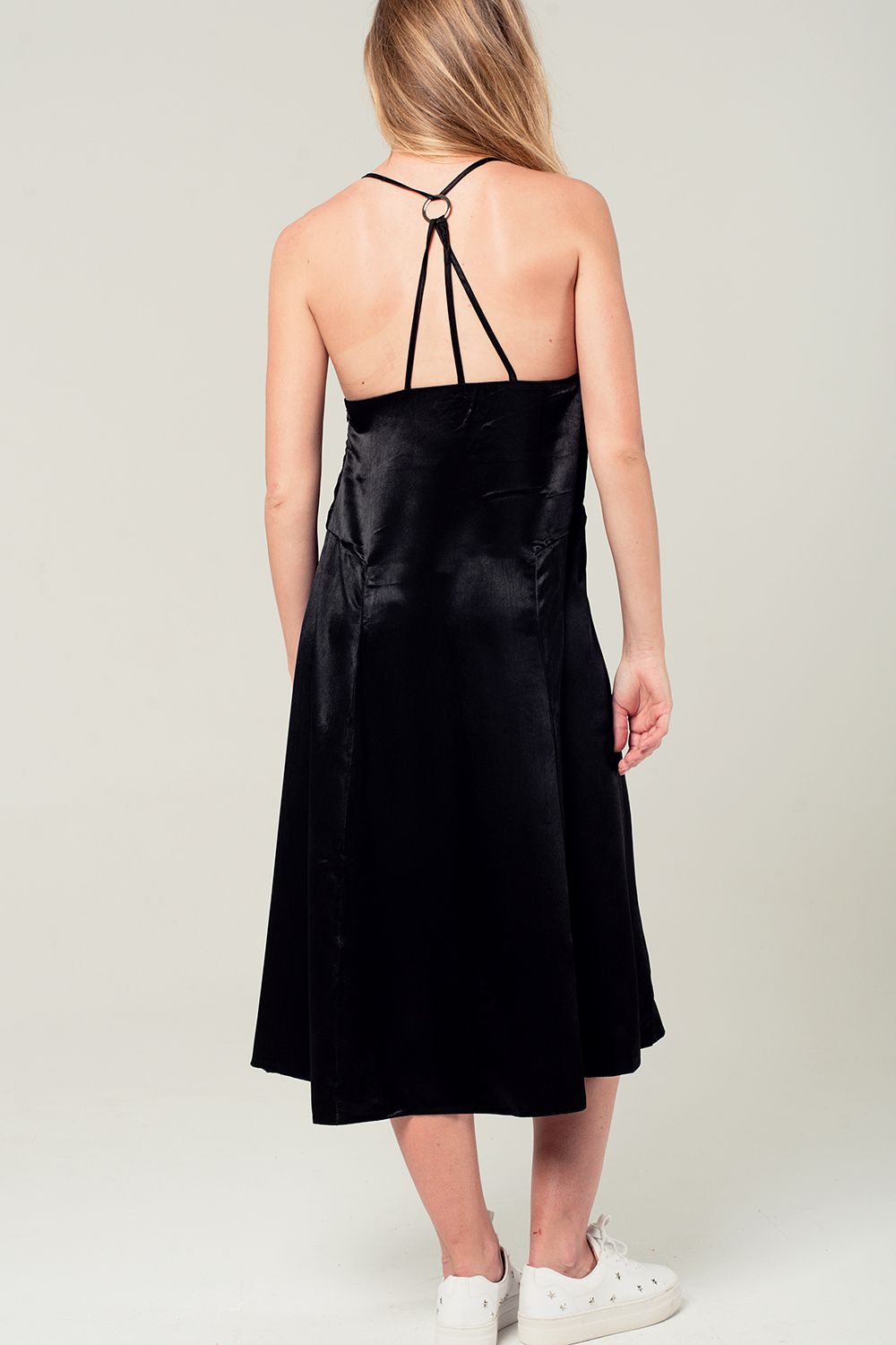 Vestido midi satinado con detalle en la espalda en color negro Q2