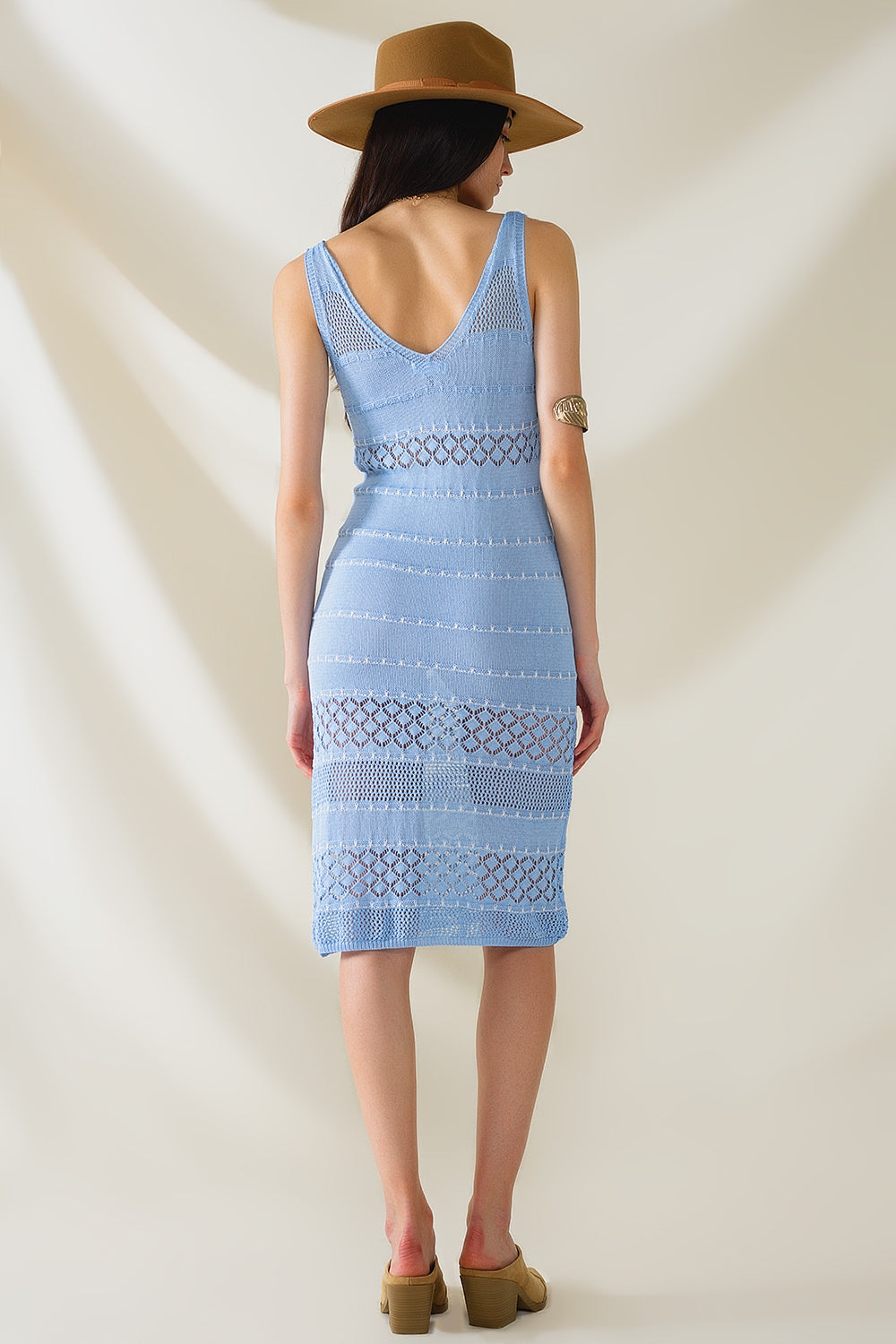 Vestido midi sin mangas azul bebé con escote en pico y diseño de ganchillo Q2