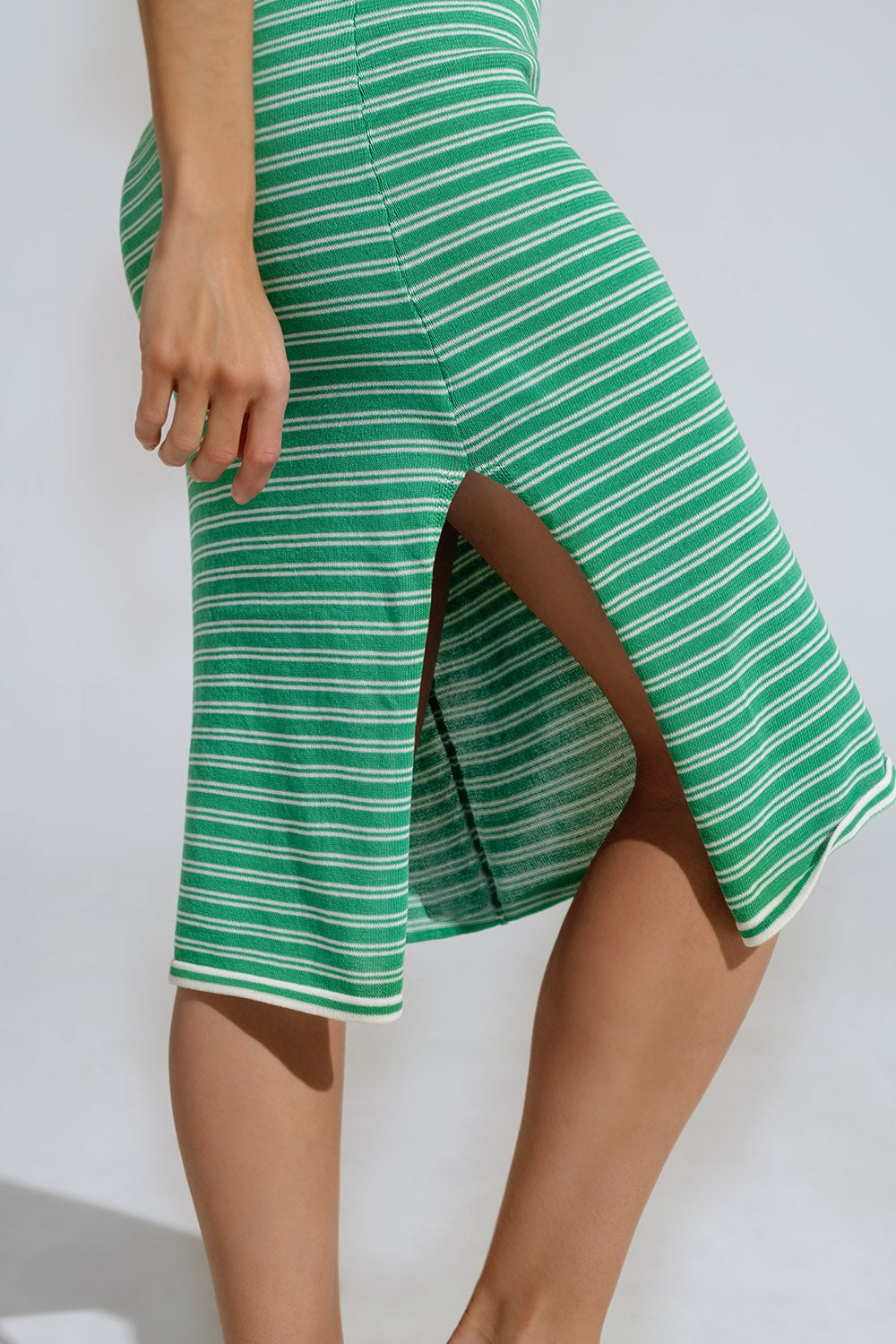 Vestido midi verde con rayas y tirantes finos Q2