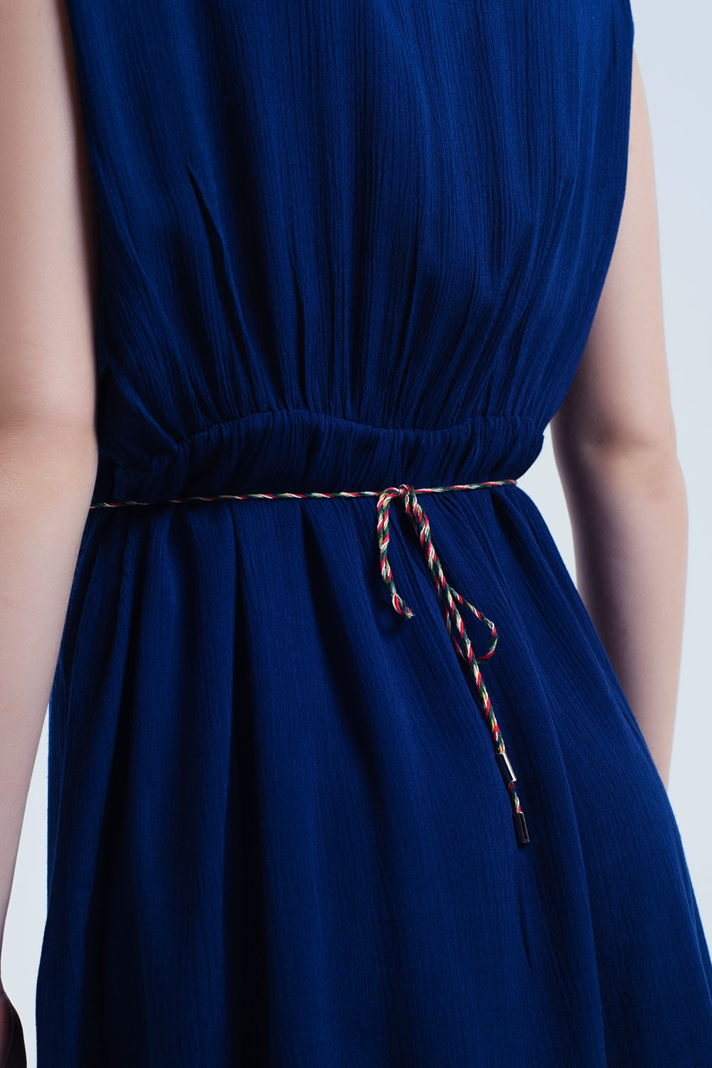 Vestido mini azul marino con bordados Q2