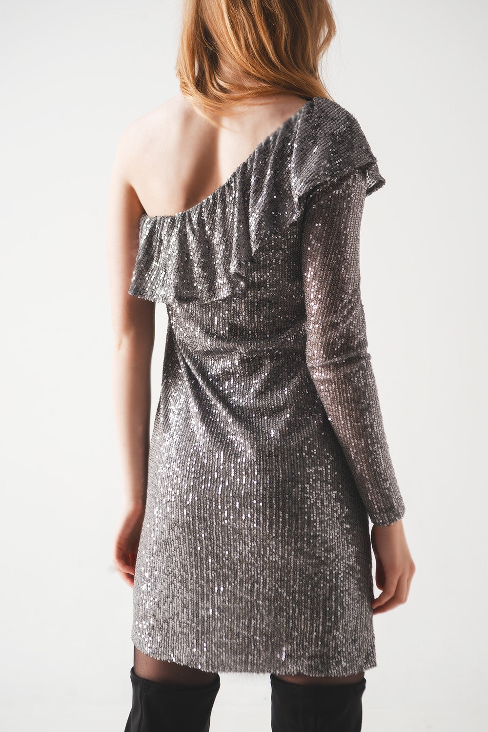 Vestido mini color plata de manga larga con lentejuelas Q2