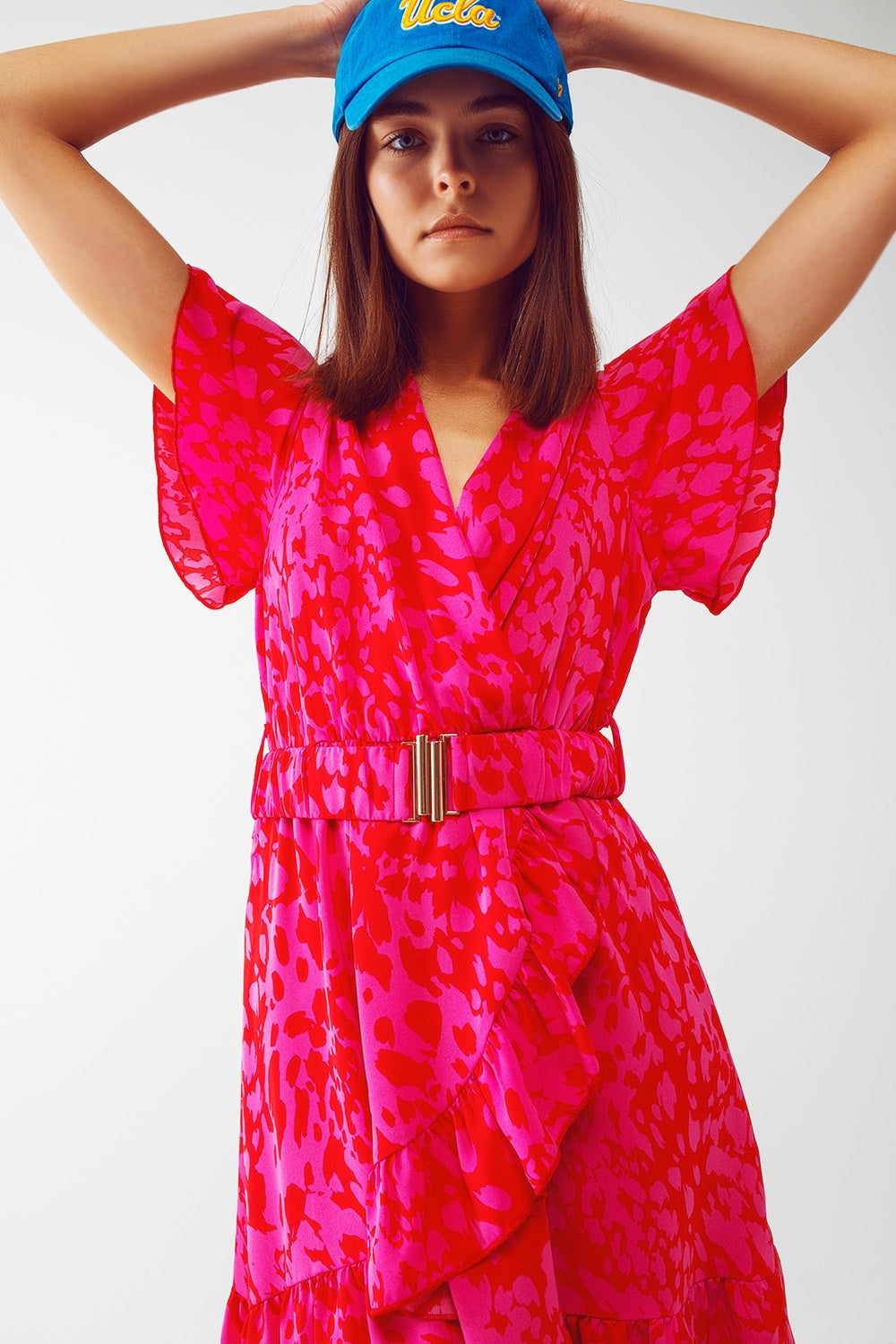 Vestido mini con estampado animal cinturón y diseño cruzado en fucsia Q2
