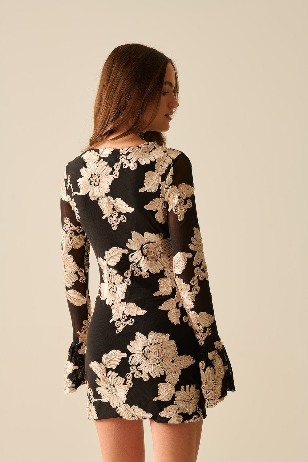 vestido mini de gasa negra con brocado floral Q2