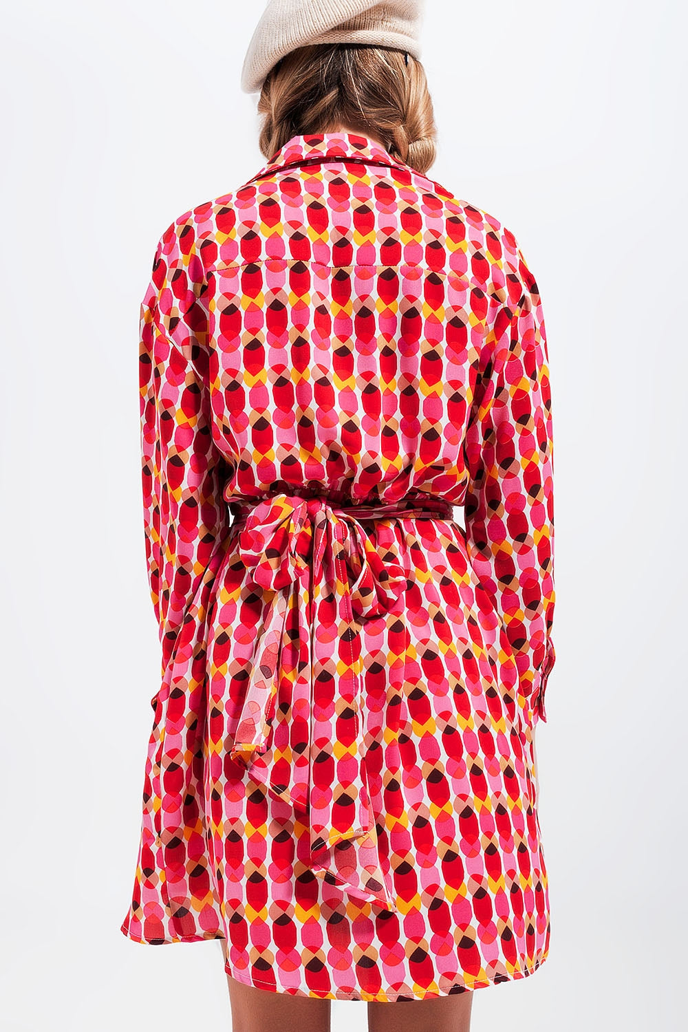 Vestido mini rojo con estampado lazada en la cintura y botones en la parte delantera Q2