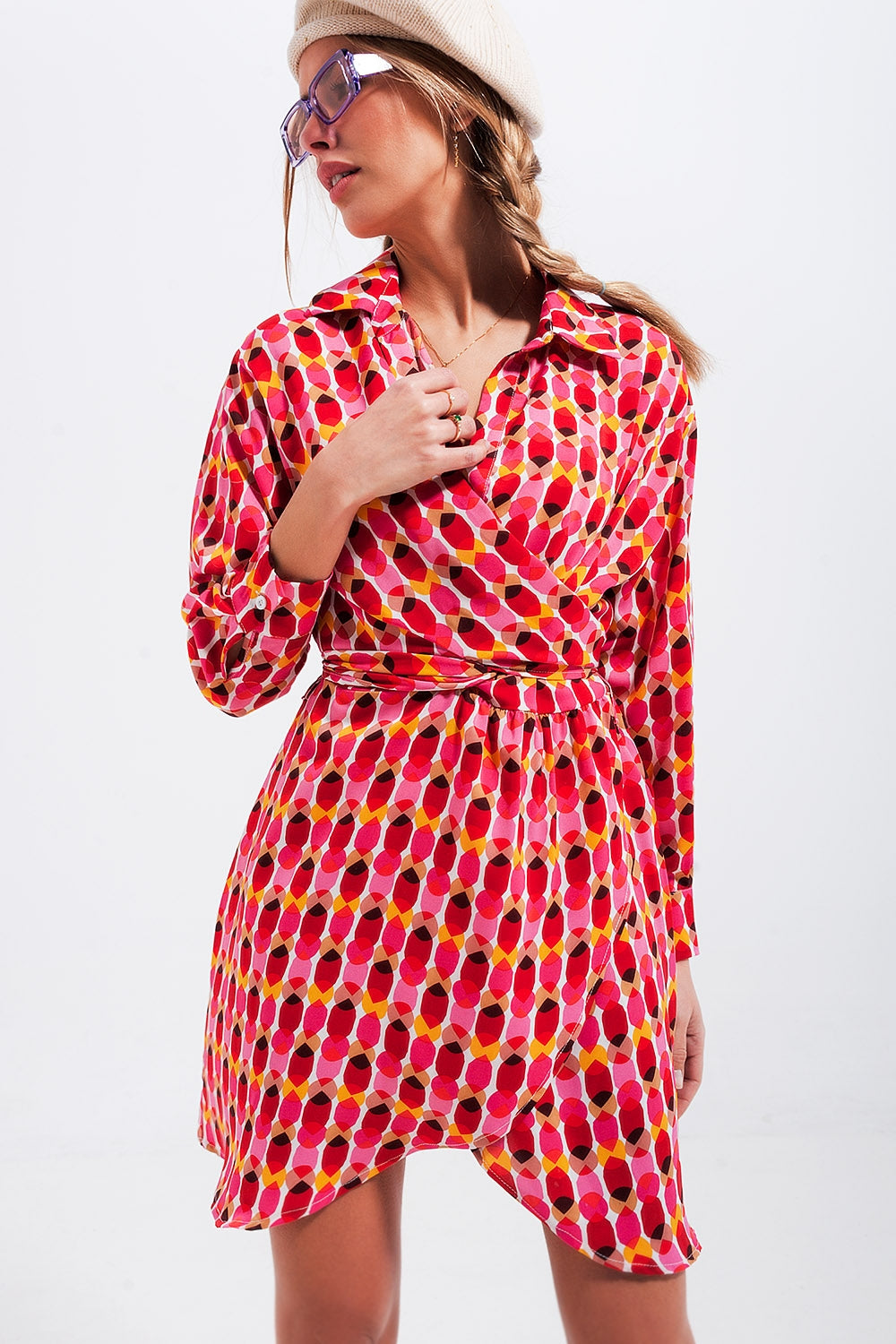 Vestido mini rojo con estampado lazada en la cintura y botones en la parte delantera Q2