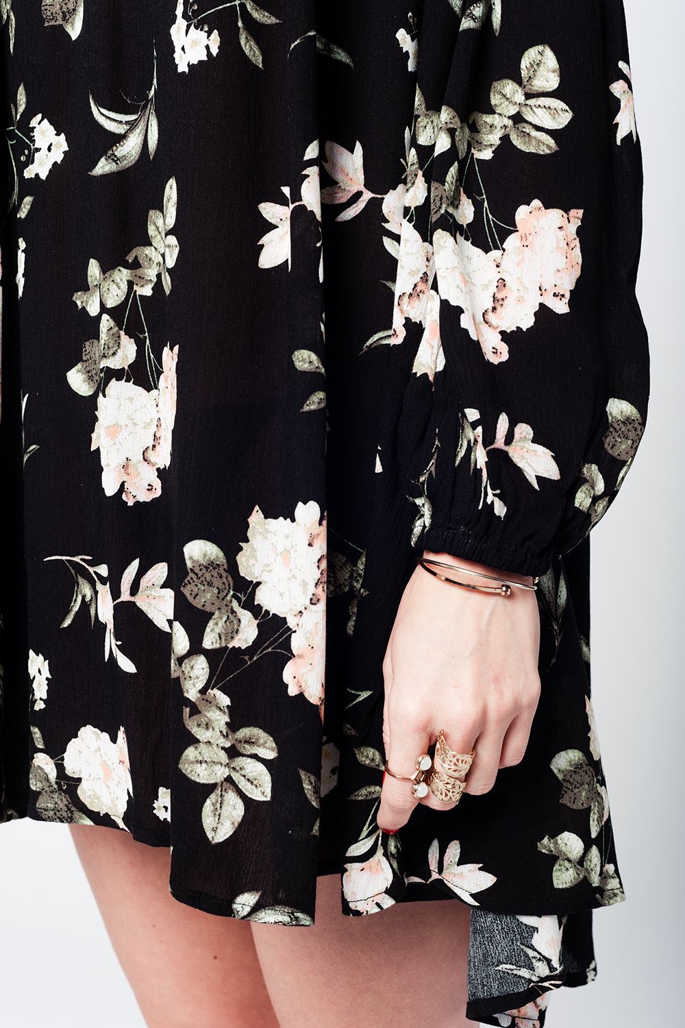 Vestido negro con estampado floral y vuelo Q2