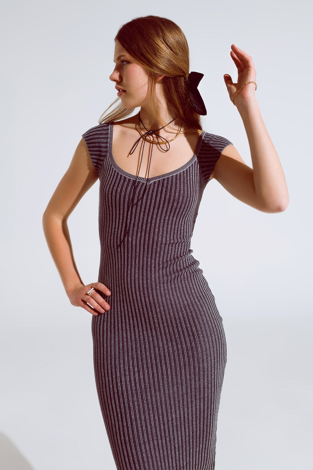 Q2 Vestido negro midi de canalé grueso con mangas casquillo