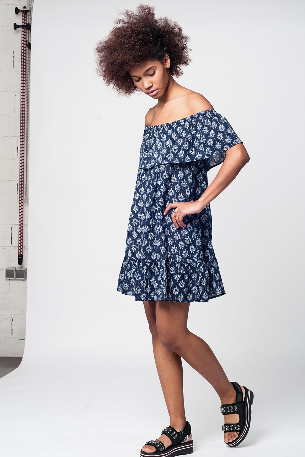 Vestido playa midi azul marino con hombros decubiertos Q2