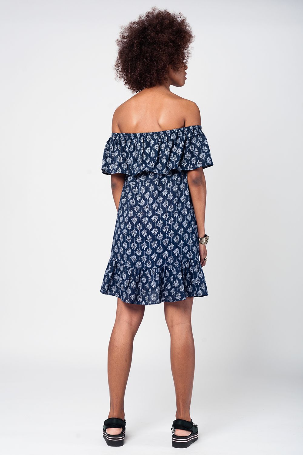 Vestido playa midi azul marino con hombros decubiertos Q2