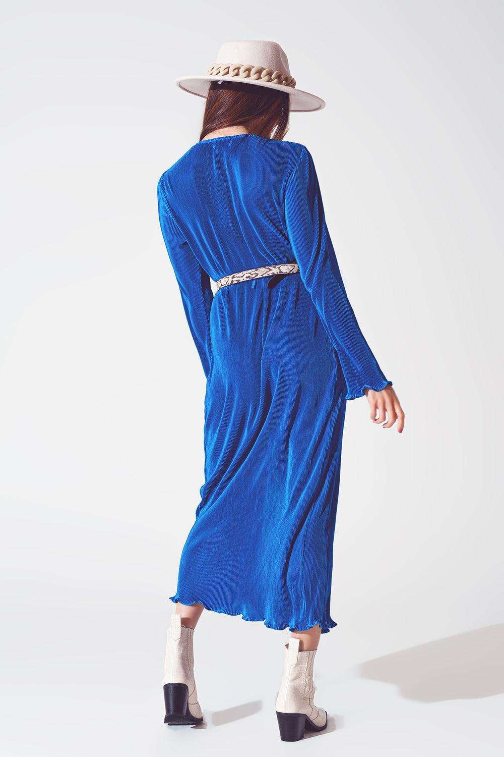 Vestido plisado de satén cruzado en azul Q2
