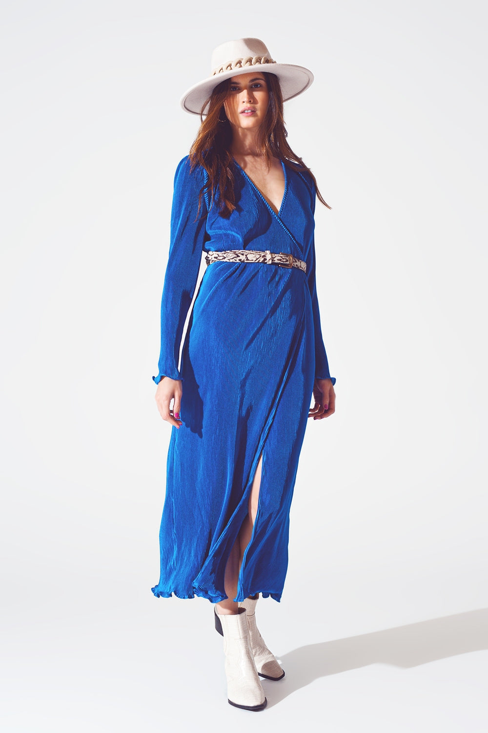 Vestido plisado de satén cruzado en azul Q2