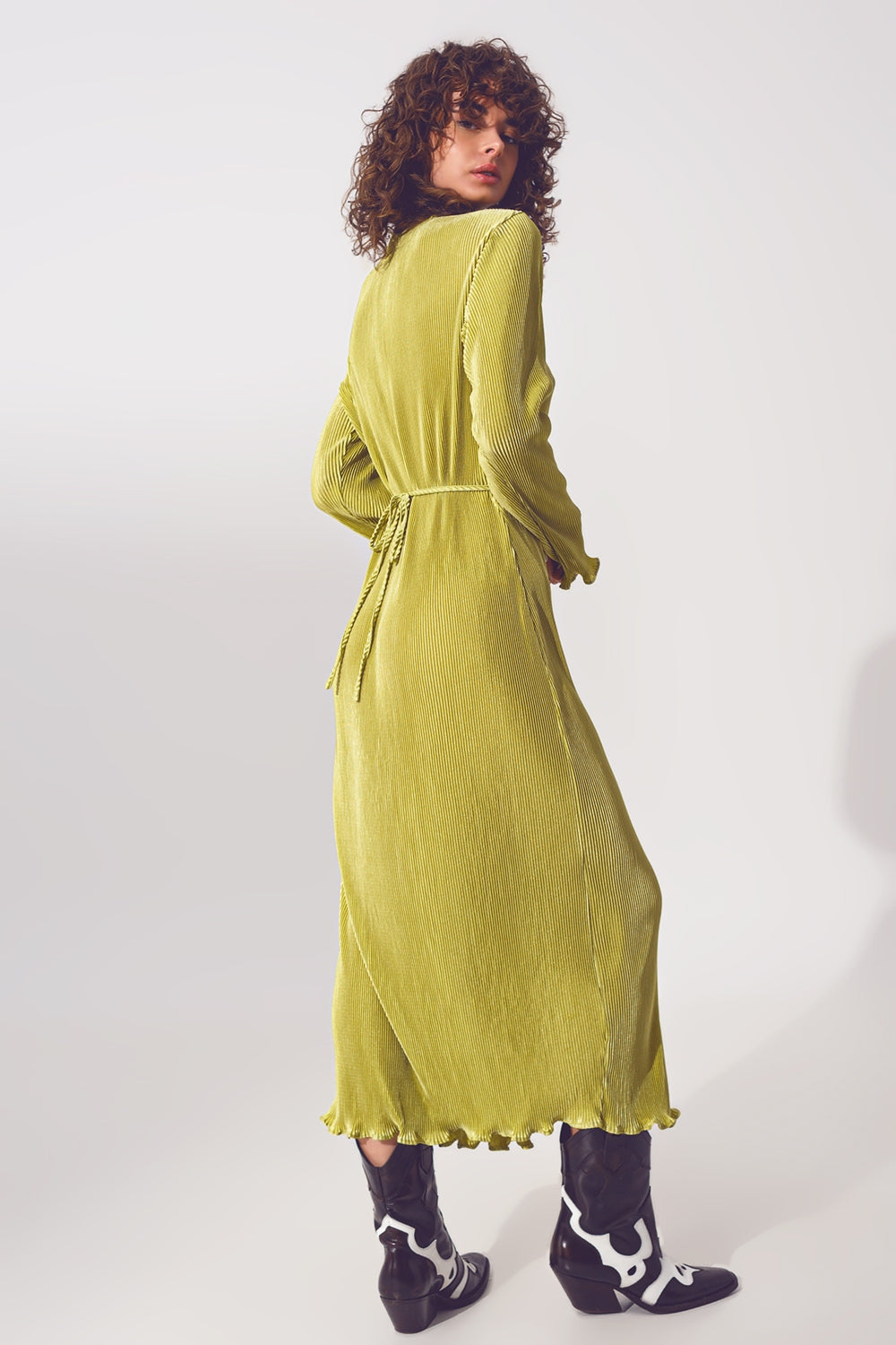 Vestido plisado de satén cruzado en verde Q2