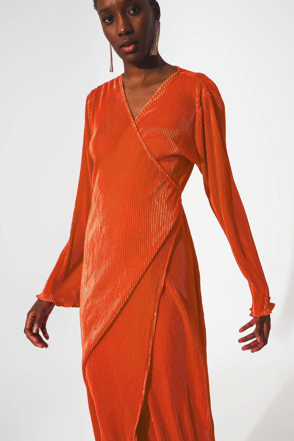 Vestido plisado de satén naranja con detalle cruzado Q2