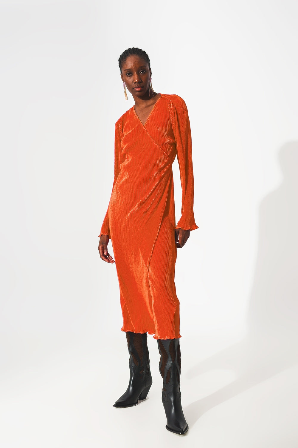 Vestido plisado de satén naranja con detalle cruzado Q2