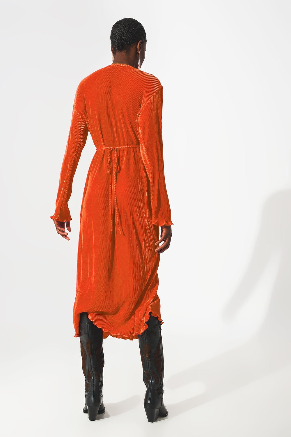 Vestido plisado de satén naranja con detalle cruzado Q2