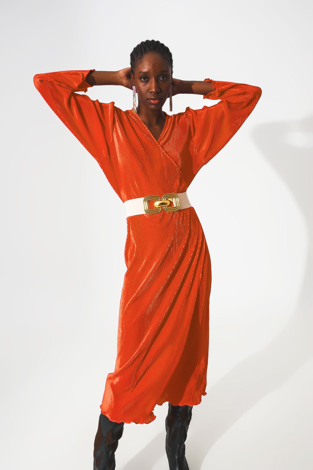 Vestido plisado de satén naranja con detalle cruzado Q2