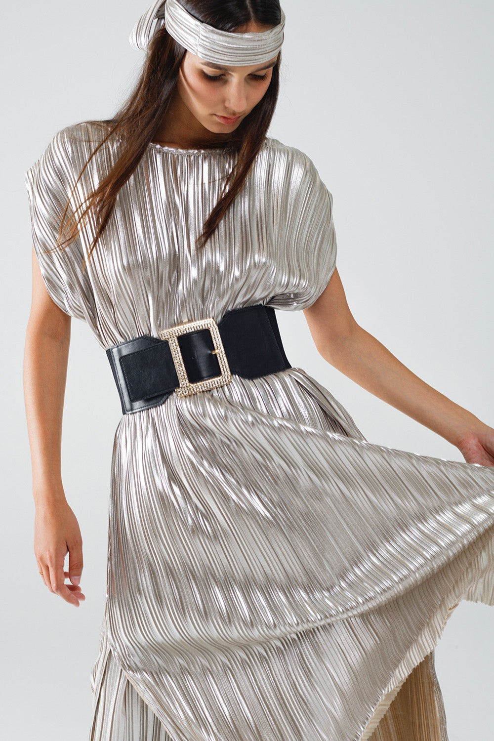 Vestido plisado plateado con cinturón y mangas cortas Q2
