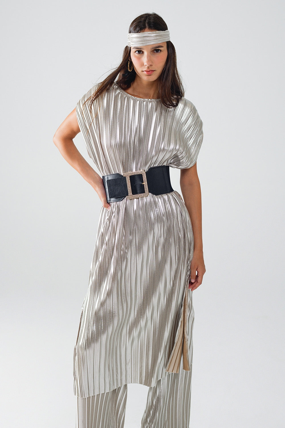 Vestido plisado plateado con cinturón y mangas cortas Q2