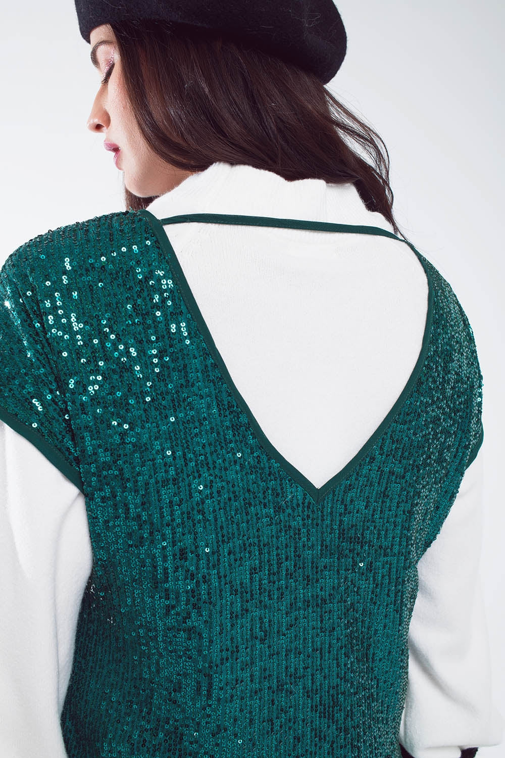 Vestido relajado de lentejuelas con mangas cortas y espalda abierta en verde Q2