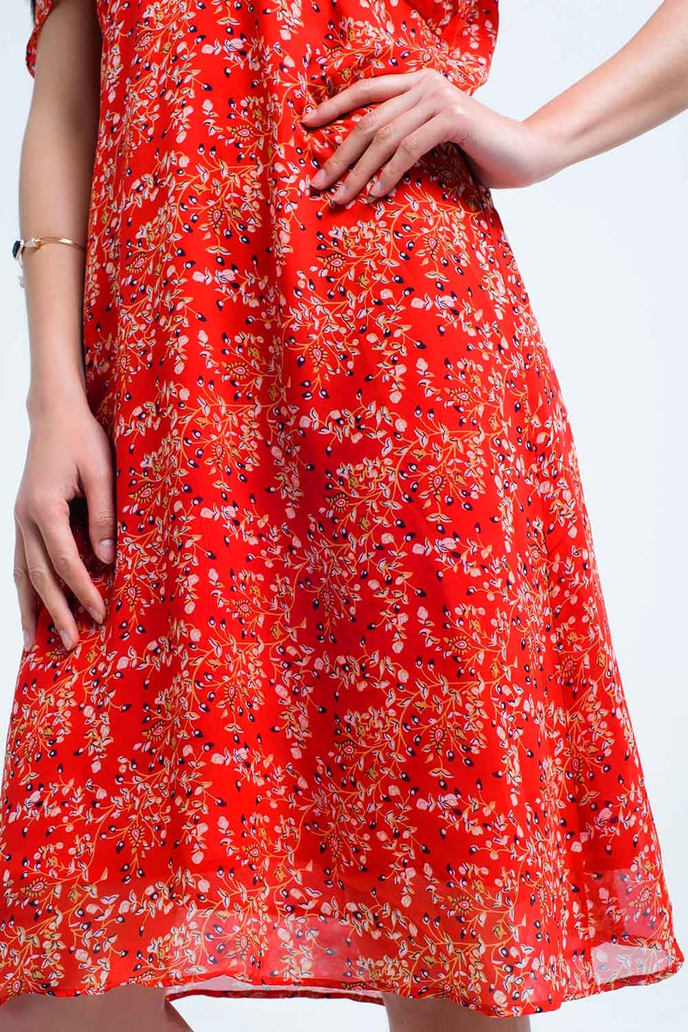 Vestido rojo con flores impresas y volantes Q2