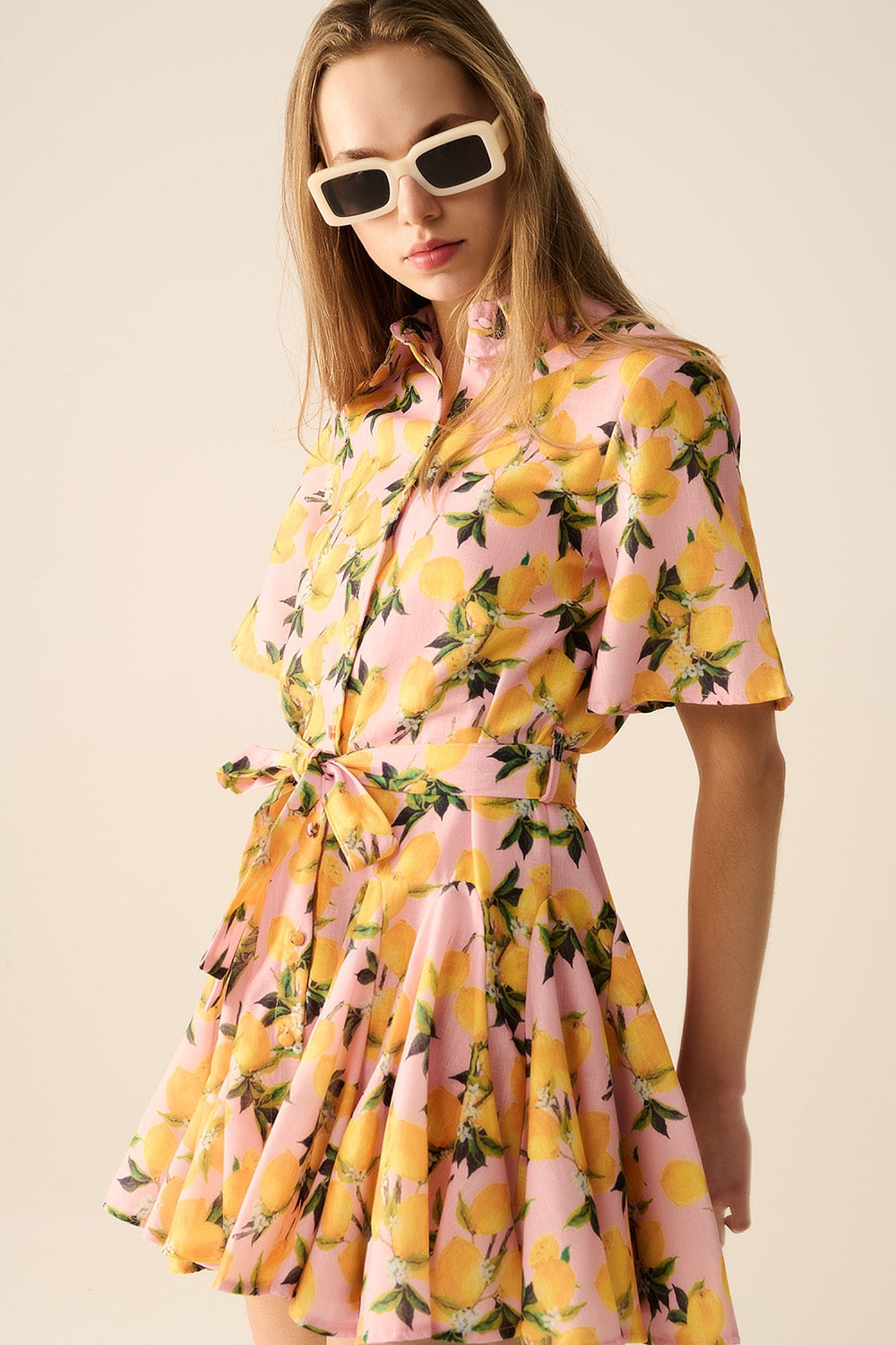 Vestido romántico con cinturilla y estampado de limones y mangas cortas en rosa Q2