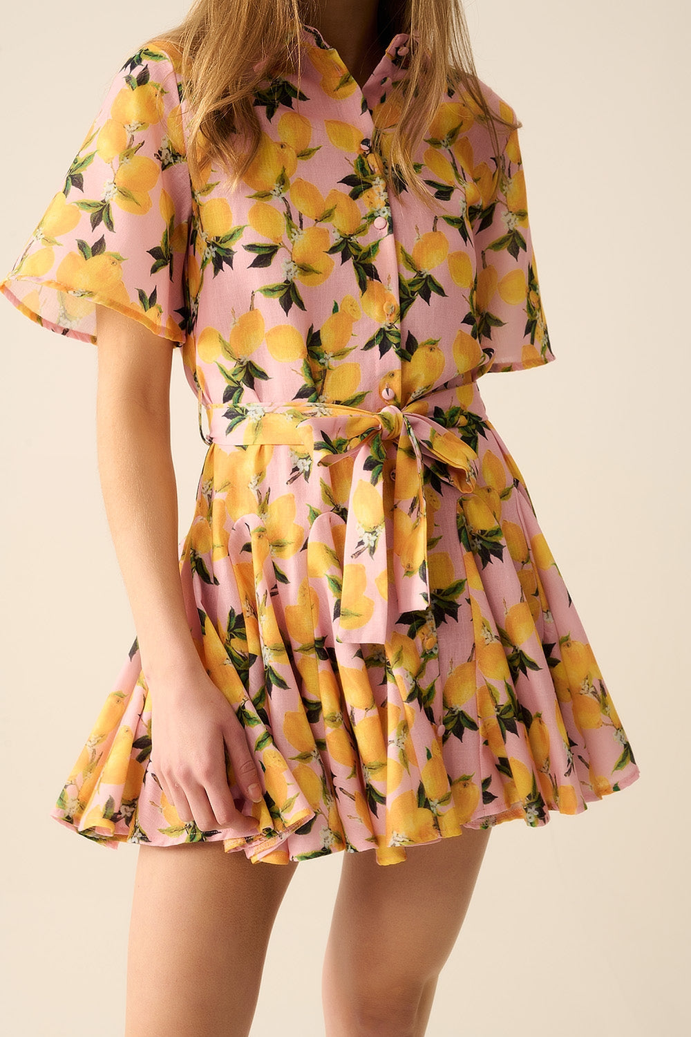 Vestido romántico con cinturilla y estampado de limones y mangas cortas en rosa Q2