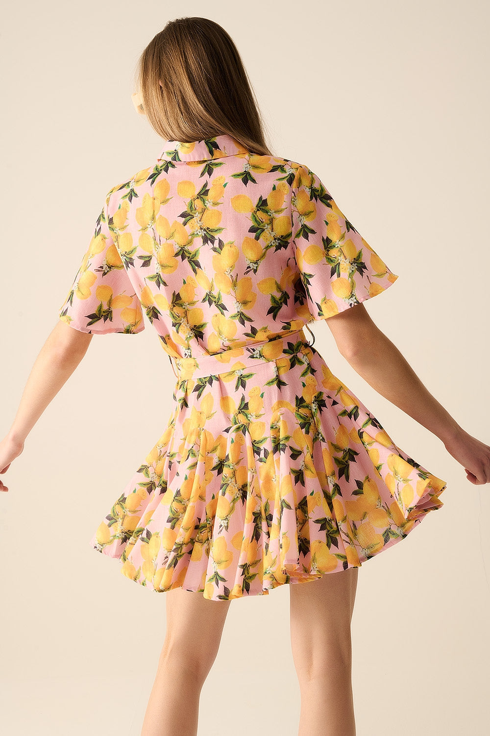 Vestido romántico con cinturilla y estampado de limones y mangas cortas en rosa Q2