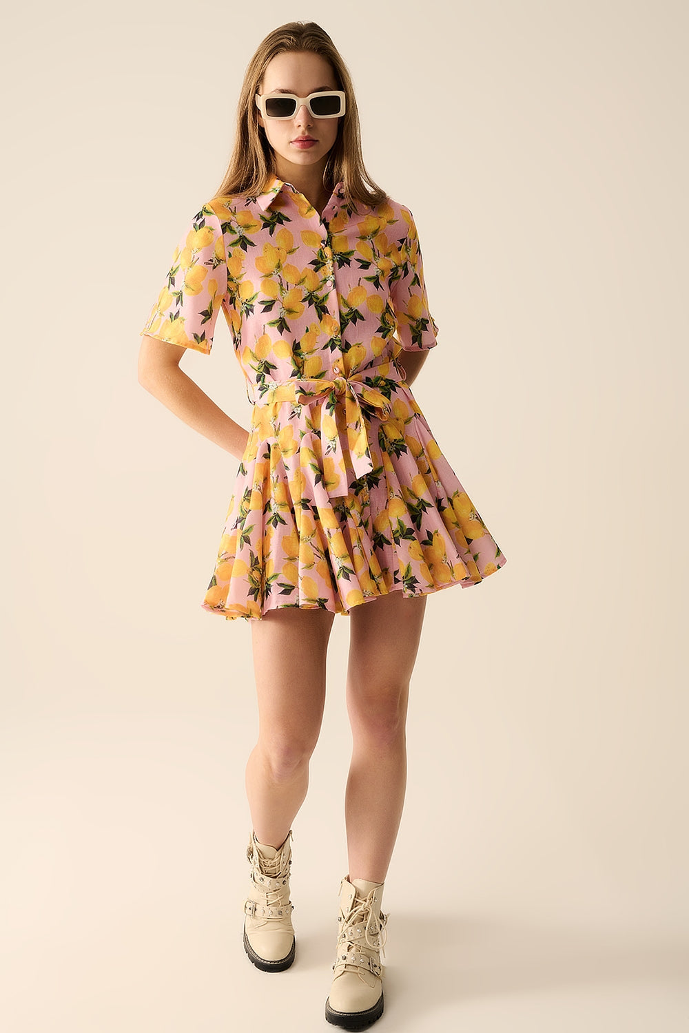 Vestido romántico con cinturilla y estampado de limones y mangas cortas en rosa Q2