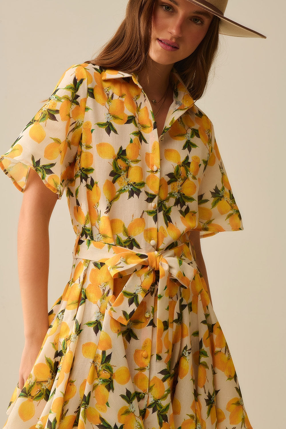 Vestido romántico con cinturilla y estampado de limones y mangas cortas Q2