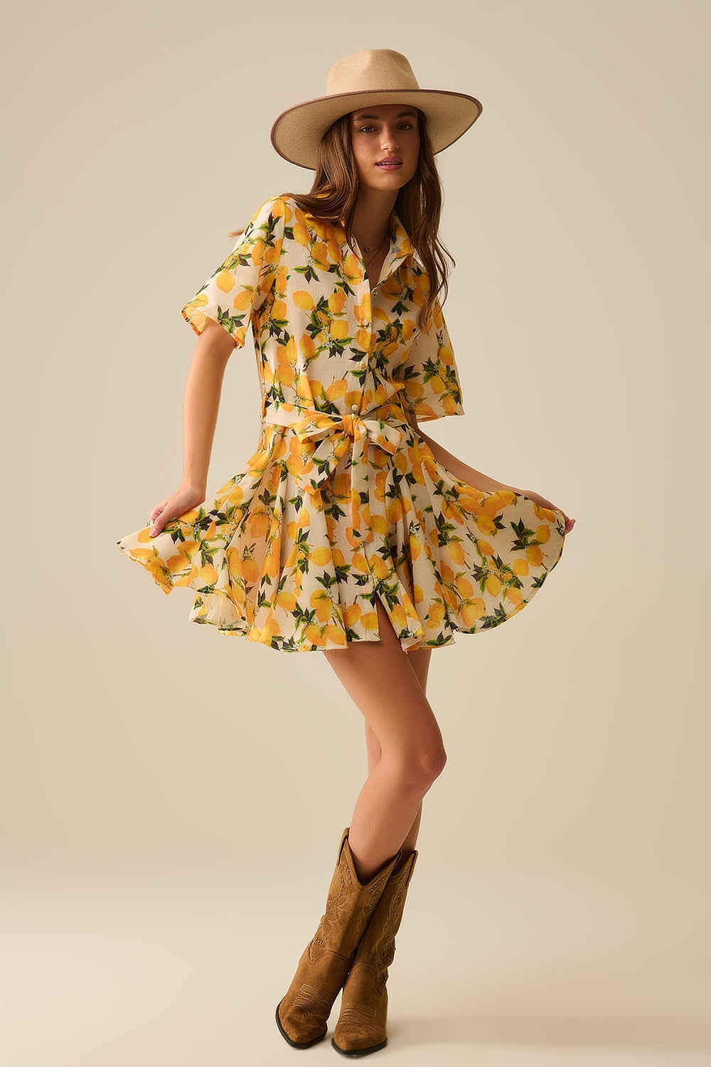 Vestido romántico con cinturilla y estampado de limones y mangas cortas Q2