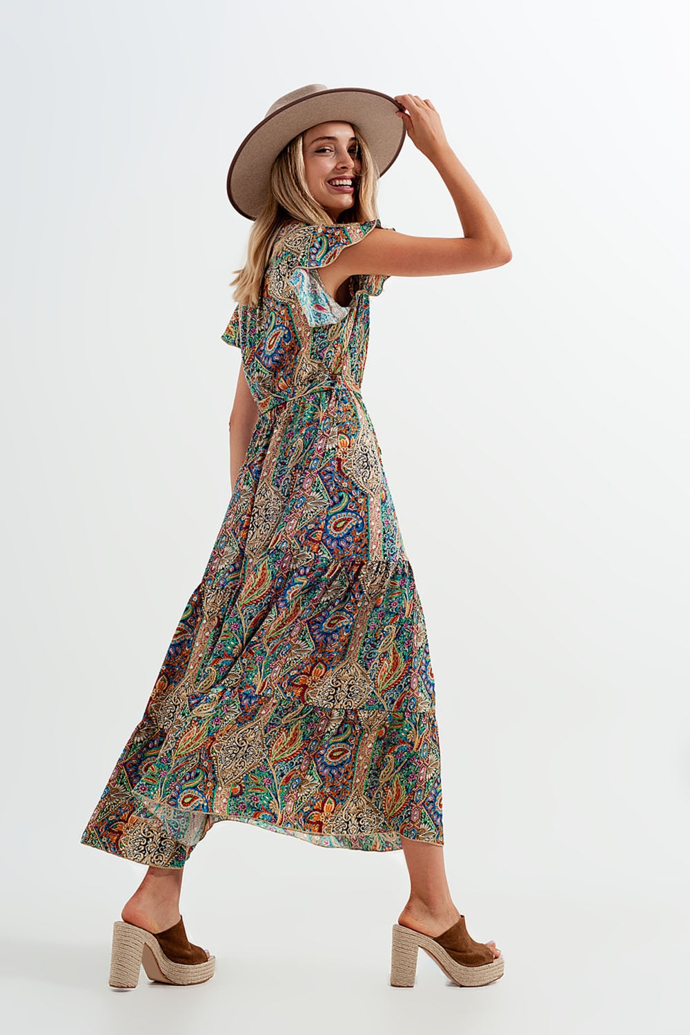 Vestido semilargo con estampado de cachemir y volantes en el bajo en verde Q2