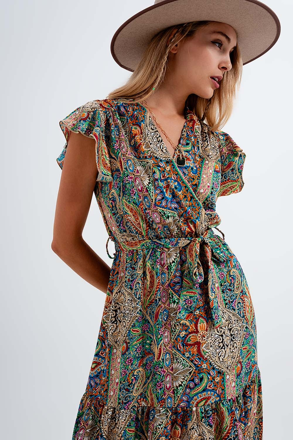 Vestido semilargo con estampado de cachemir y volantes en el bajo en verde Q2