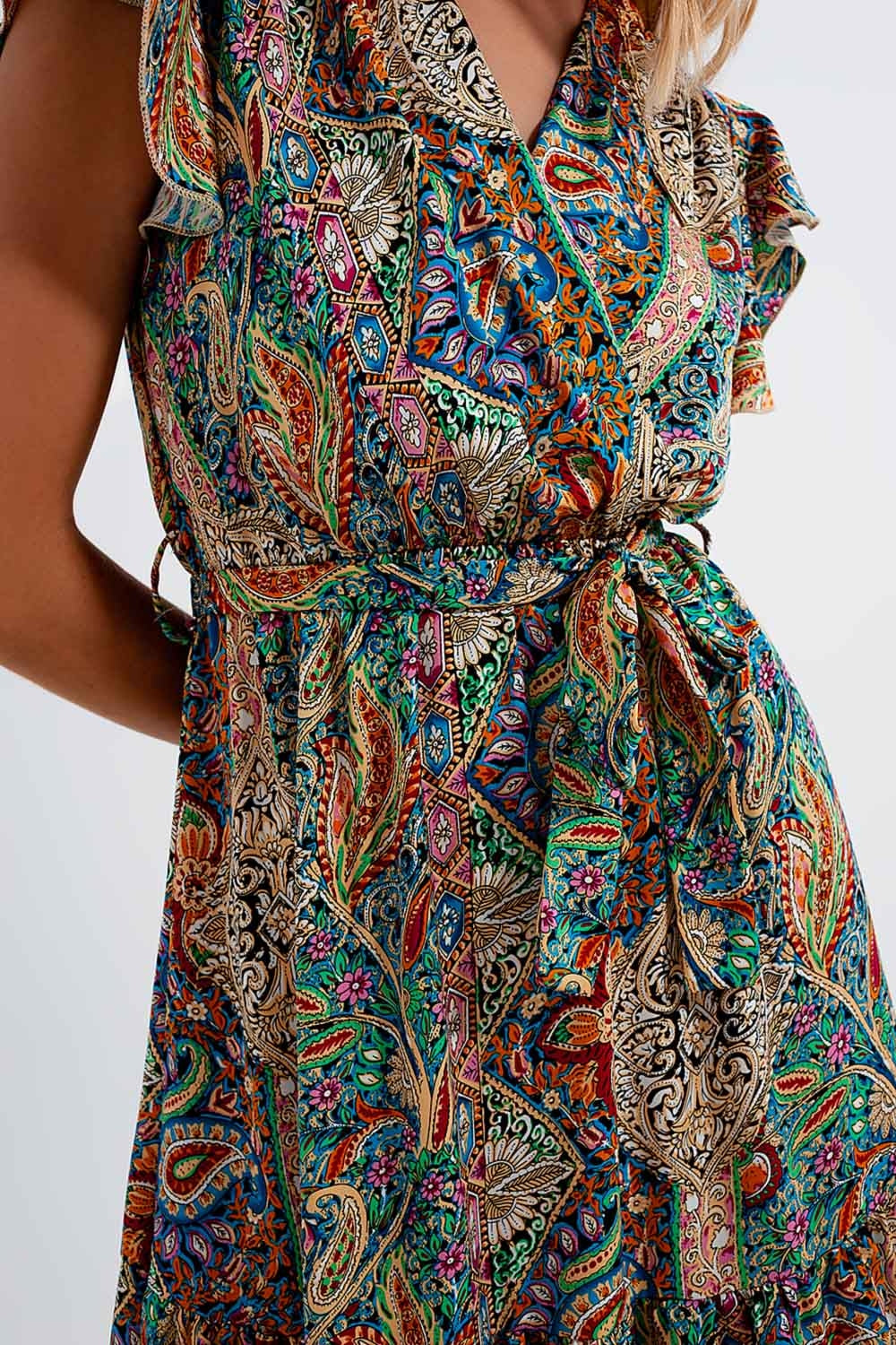 Vestido semilargo con estampado de cachemir y volantes en el bajo en verde Q2