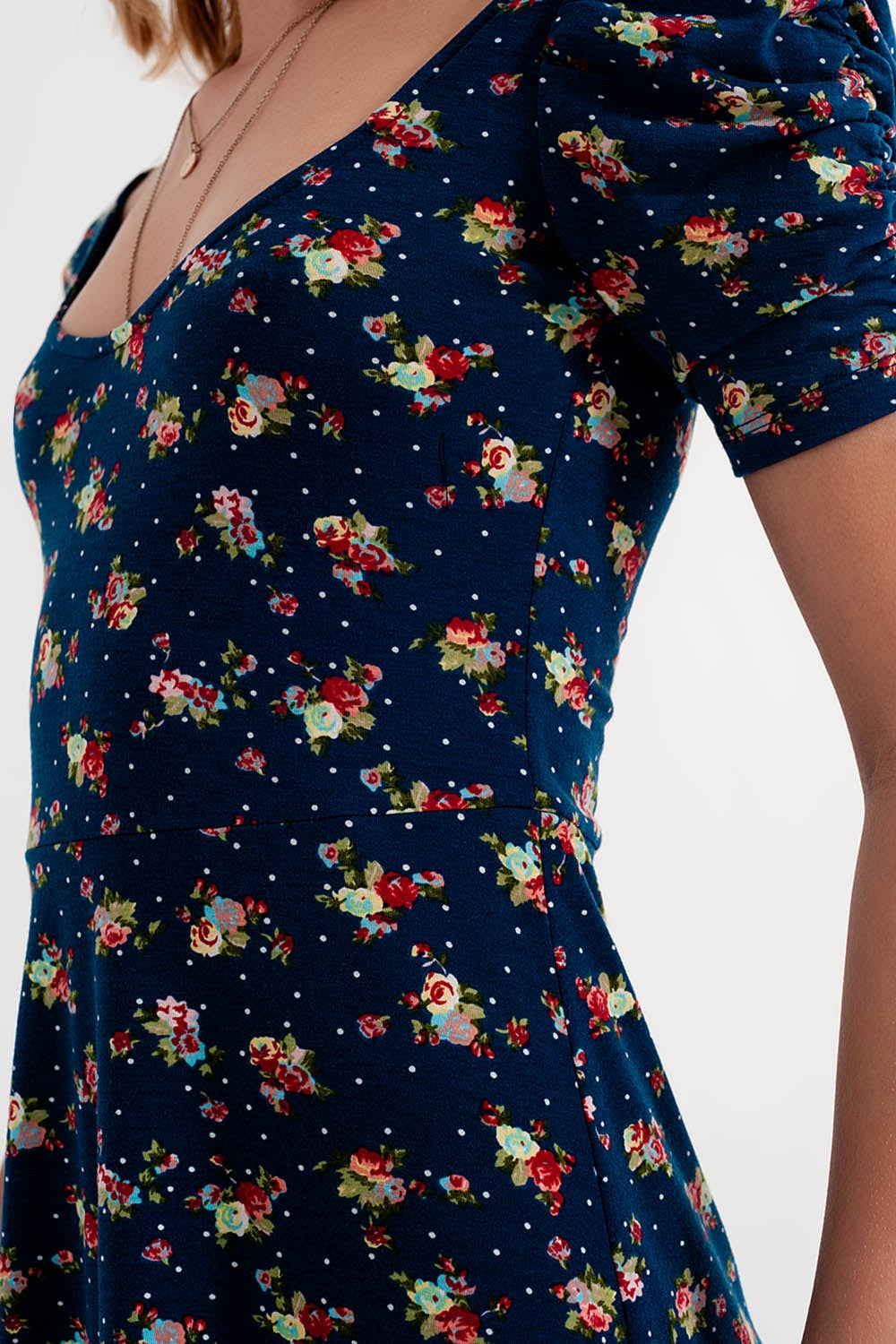 Vestido skater con manga abullonada y estampado floral azul marino Q2