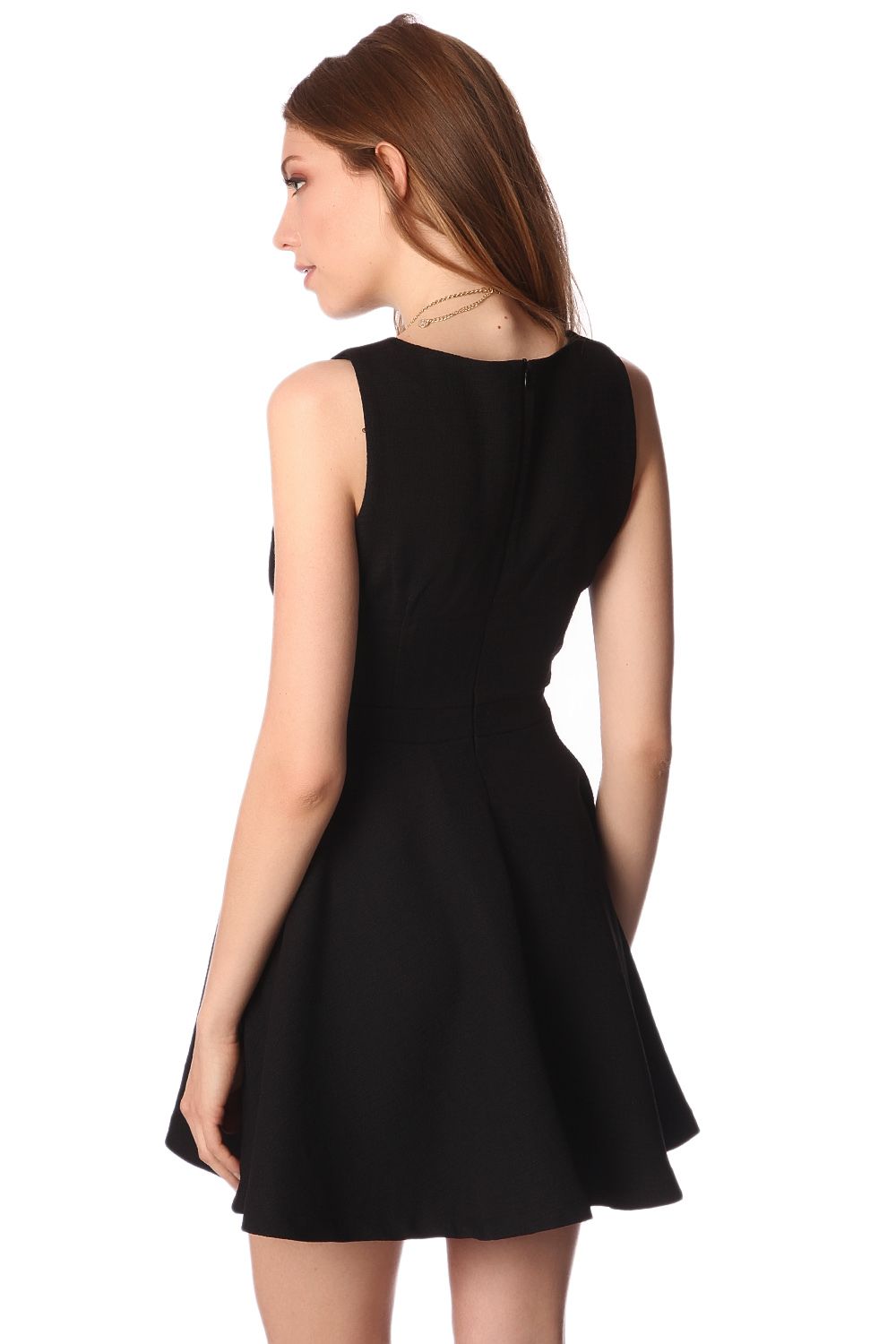 Vestido skater en tejido texturizado negro con detalle de cinturon Q2