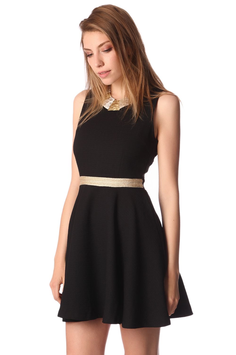 Vestido skater en tejido texturizado negro con detalle de cinturon Q2