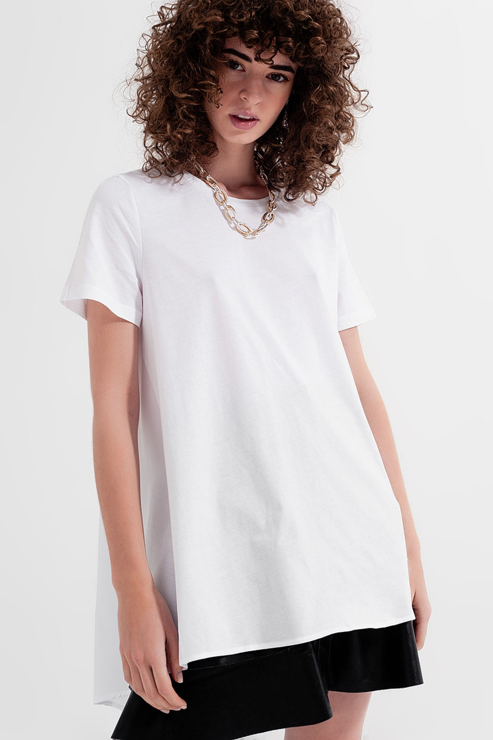 Vestido tipo camiseta en blanco Q2