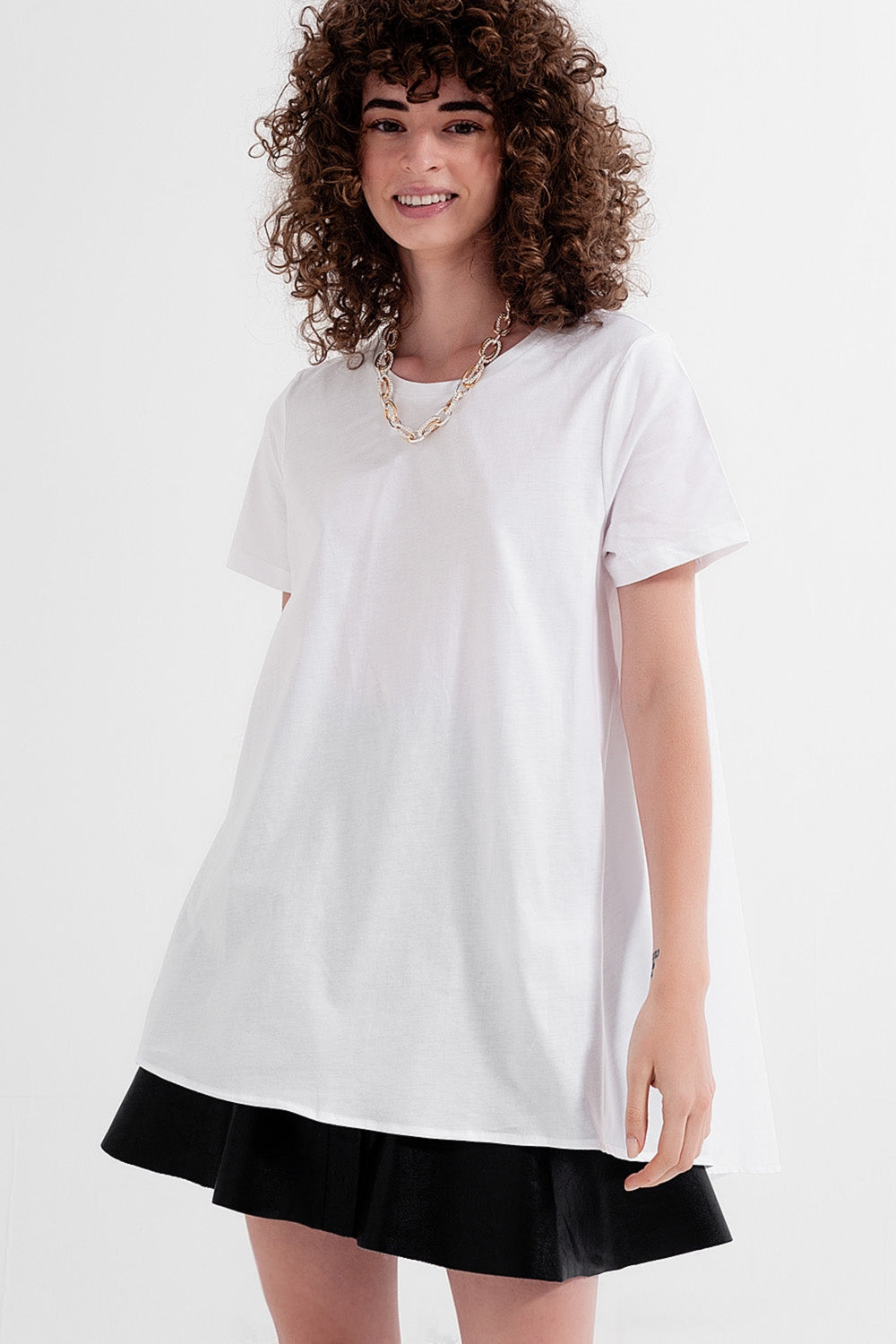 Vestido tipo camiseta en blanco Q2