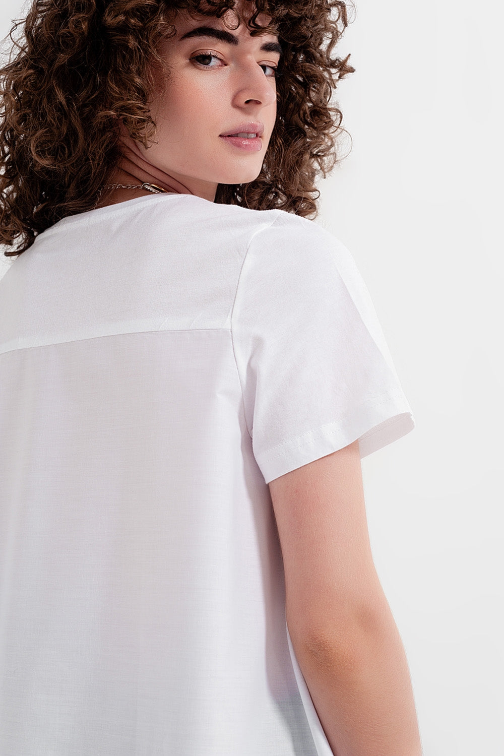 Vestido tipo camiseta en blanco Q2