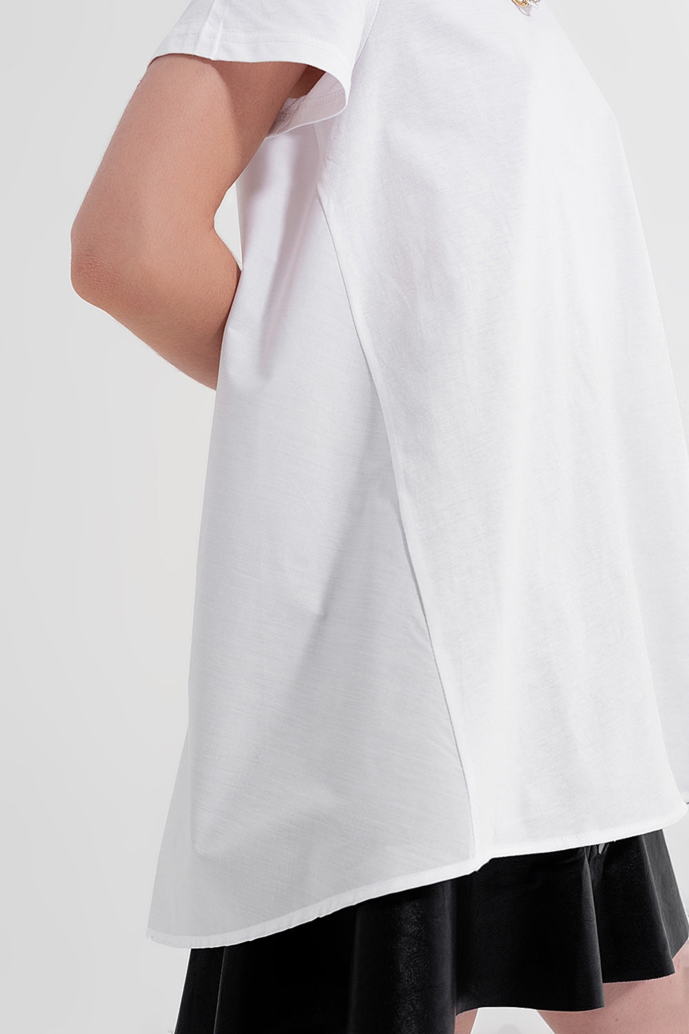 Vestido tipo camiseta en blanco Q2