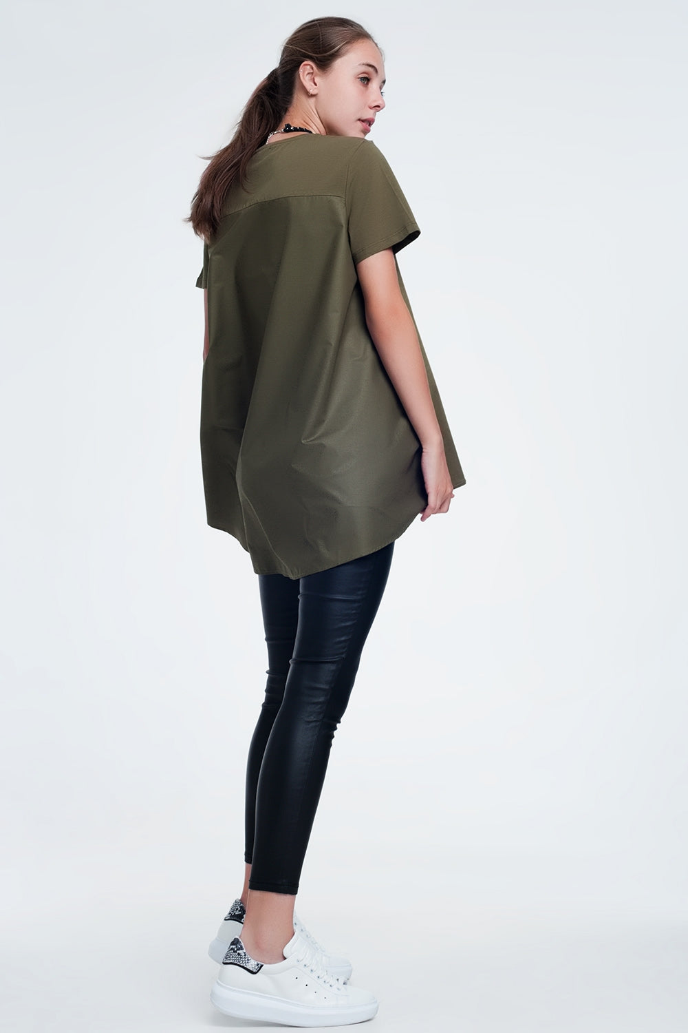 Vestido tipo camiseta en caqui Q2