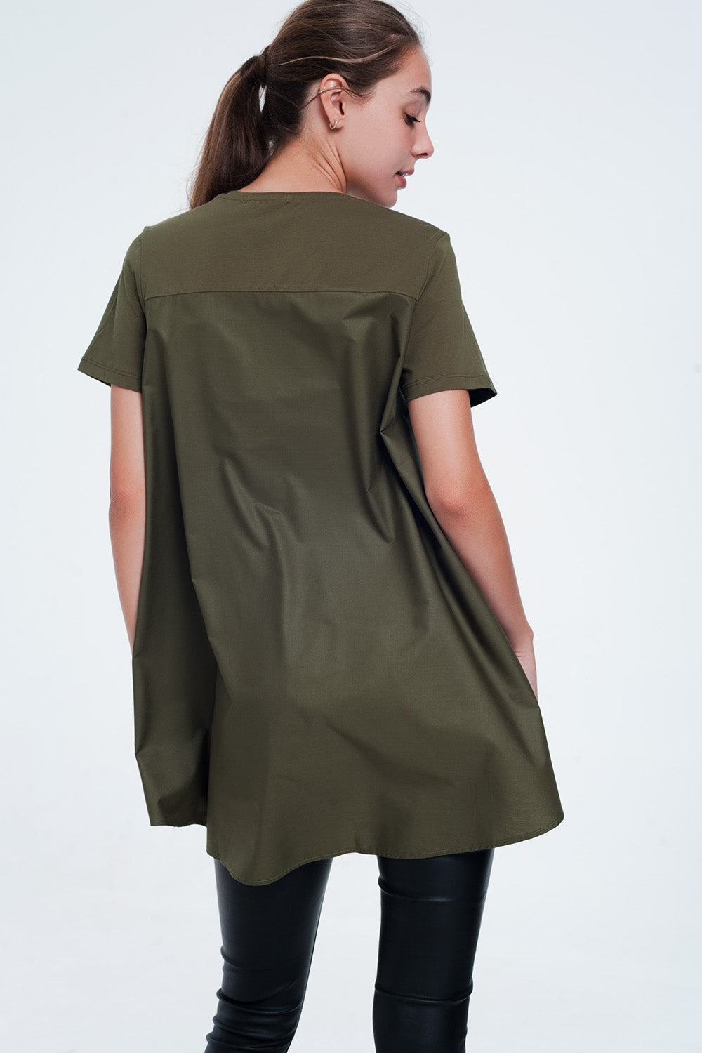Vestido tipo camiseta en caqui Q2